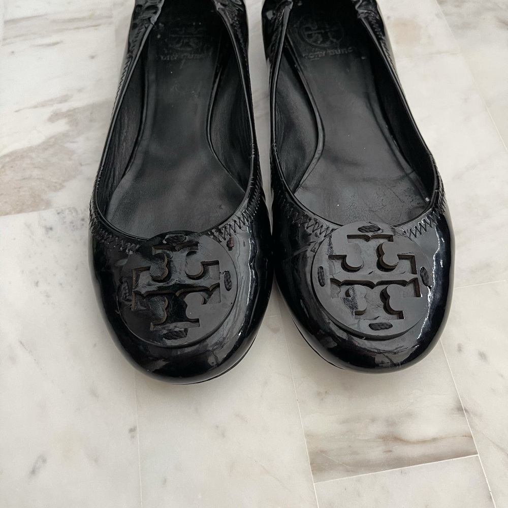 Tory Burch | Reva Black Patent Ballet Flats - Picture 2 of 7